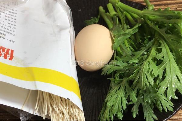 茼蒿荷包蛋汤面的做法图解1