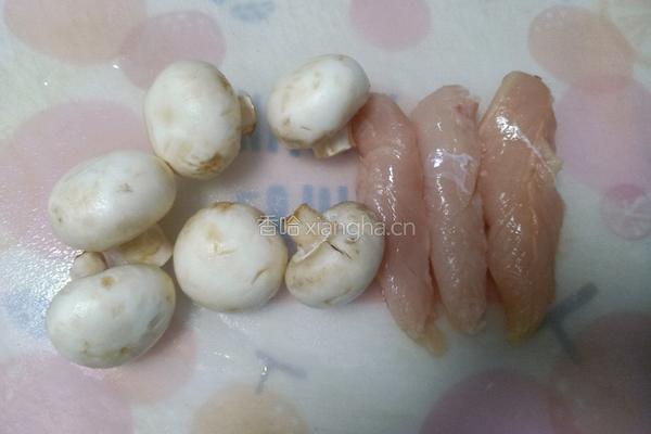 口蘑炒鸡胸肉的做法图解1