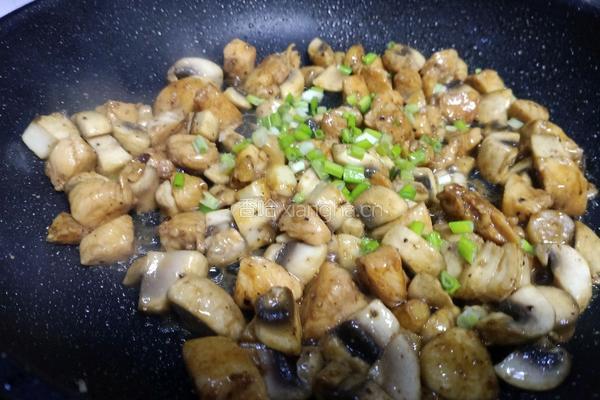 口蘑炒鸡胸肉的做法图解11