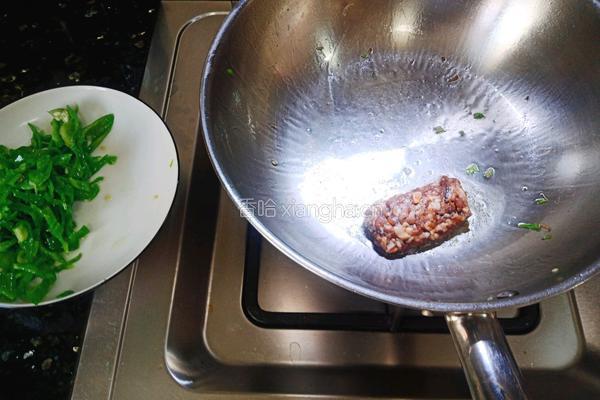 杏鲍菇肉沫炒辣椒的做法图解6
