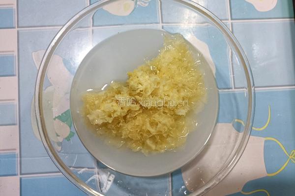 银耳雪梨羹的做法图解2