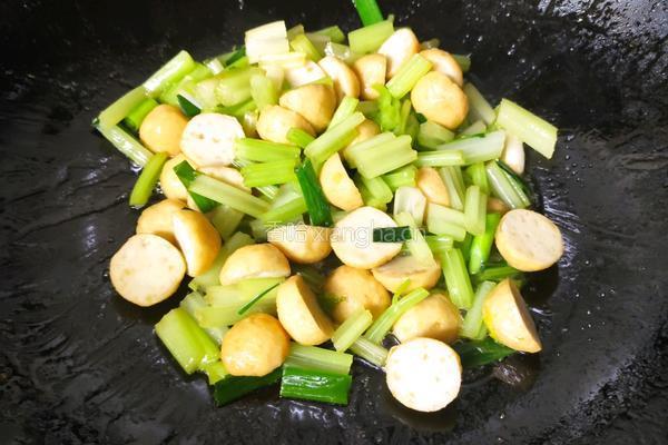 芹菜炒鱼丸的做法图解5
