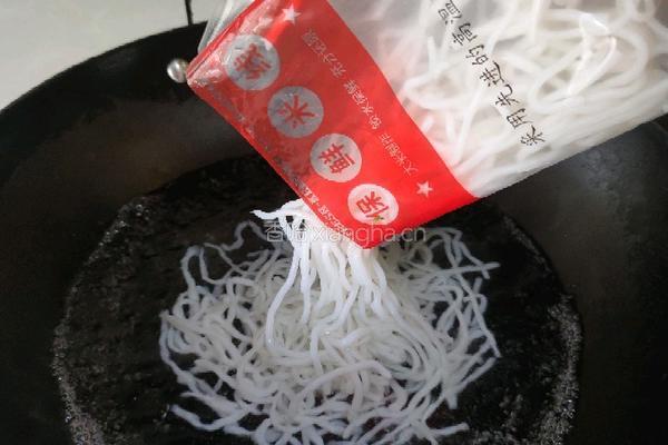 香辣野山菌米线的做法图解2