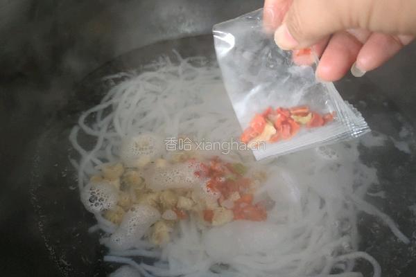 香辣野山菌米线的做法图解4