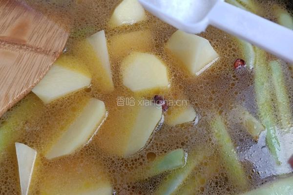 一锅出 土豆炖豆角烀饼的做法图解9