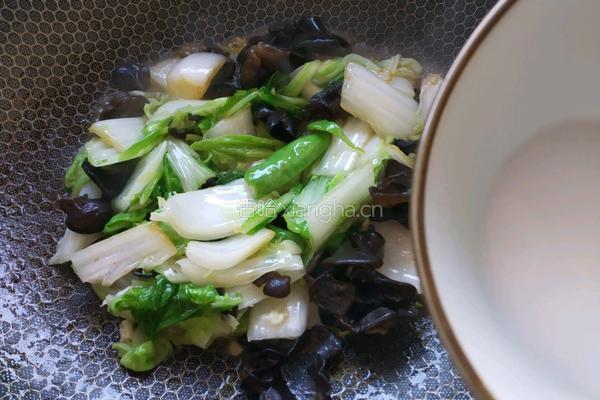 醋溜木耳白菜的做法图解10