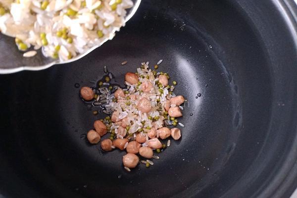 花生绿豆杂粮粥的做法图解3