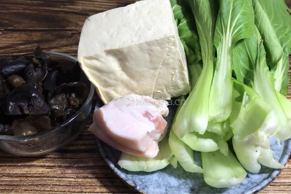 小白菜木耳烧豆腐的做法图解1