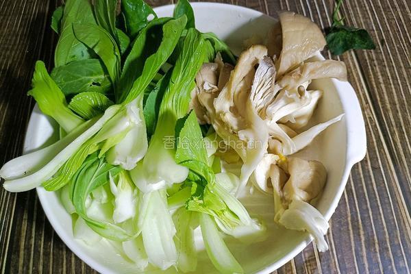 蘑菇鸡蛋汤面的做法图解3