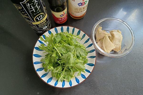 香芹拌鸡丝的做法图解1