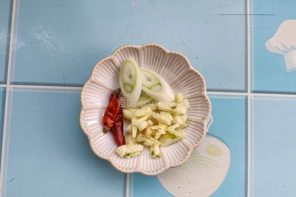 芹菜炒香干的做法图解1
