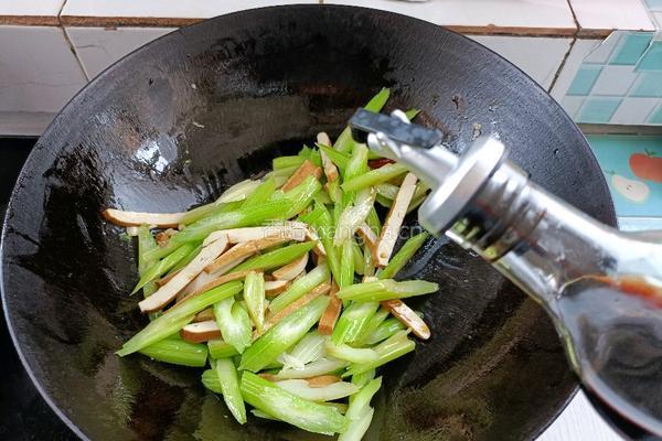 芹菜炒香干的做法图解11