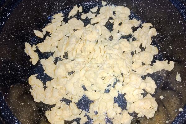 芹菜胡萝卜蛋炒饭的做法图解3