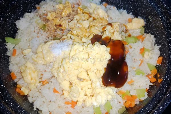 芹菜胡萝卜蛋炒饭的做法图解6