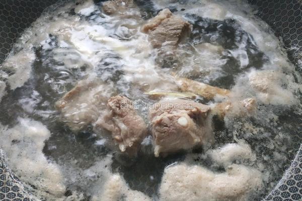 莲藕胡萝卜排骨汤的做法图解3