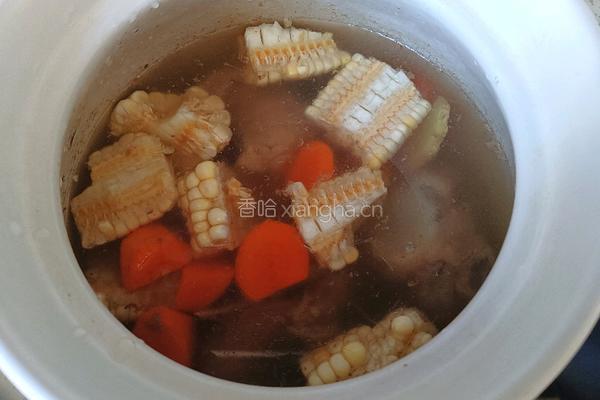 胡萝卜玉米骨头汤的做法图解6