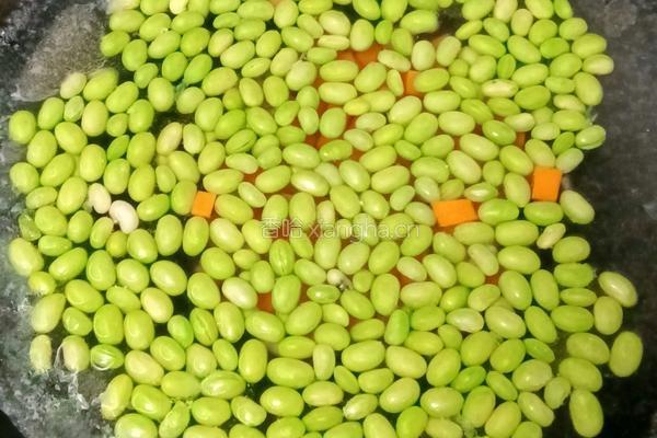 香肠炒毛豆米的做法图解3