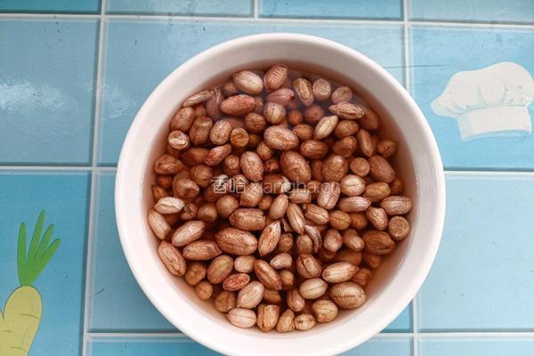 炝拌花生米的做法图解1