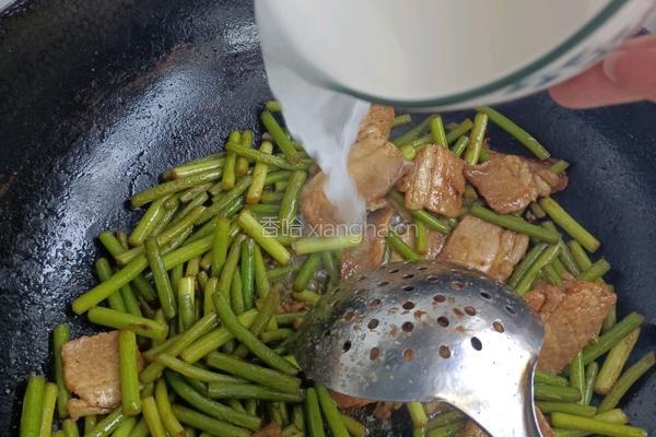 蒜苔炒肉的做法图解7