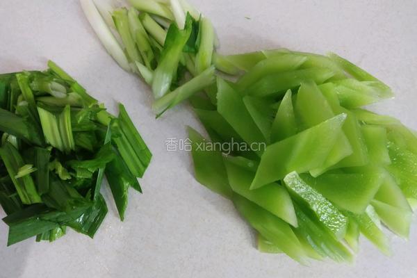 莴笋炒木耳的做法图解2