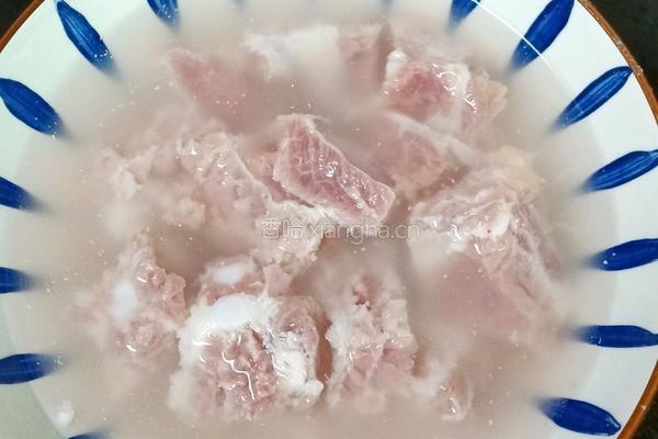 玉米胡萝卜排骨粥的做法图解2