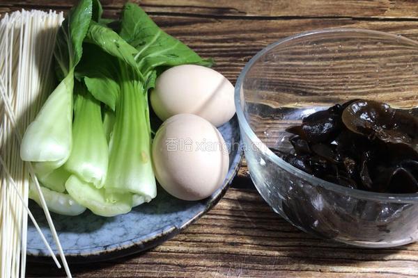 黑木耳鸡蛋汤面的做法图解1