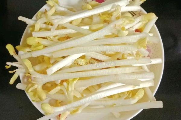 五花肉炒花生芽的做法图解2