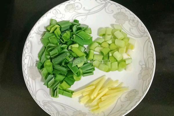 五花肉炒花生芽的做法图解3