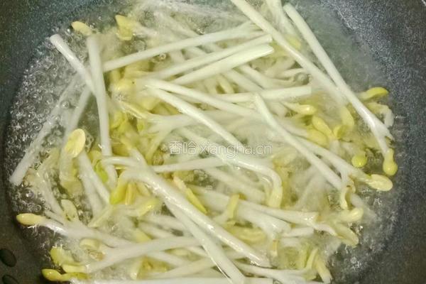 五花肉炒花生芽的做法图解4