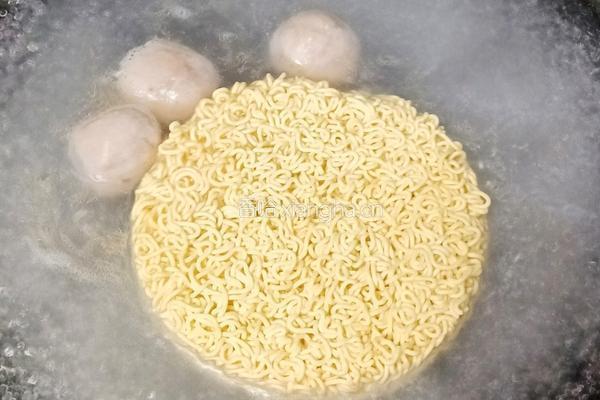 鸡蛋肉丸方便面的做法图解4
