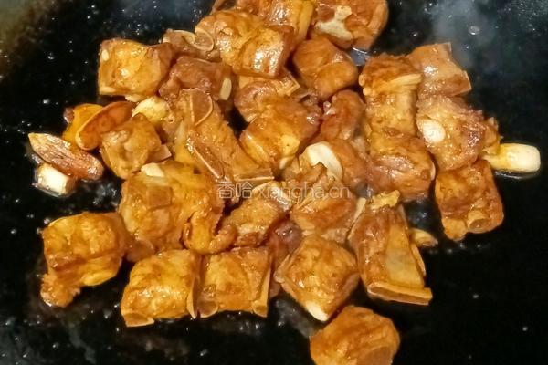 茶树菇烧排骨的做法图解7