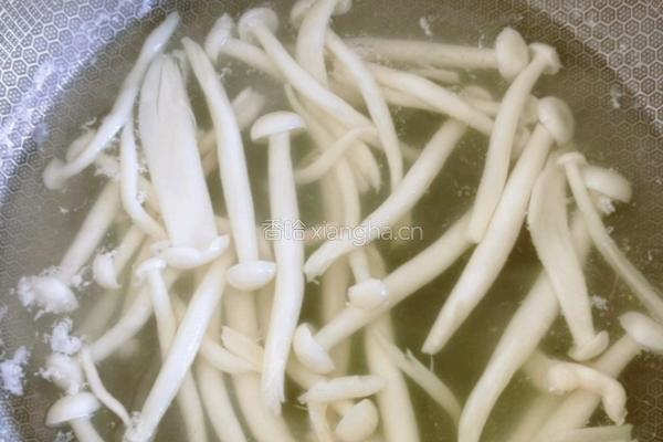 海鲜菇炒小白菜的做法图解7