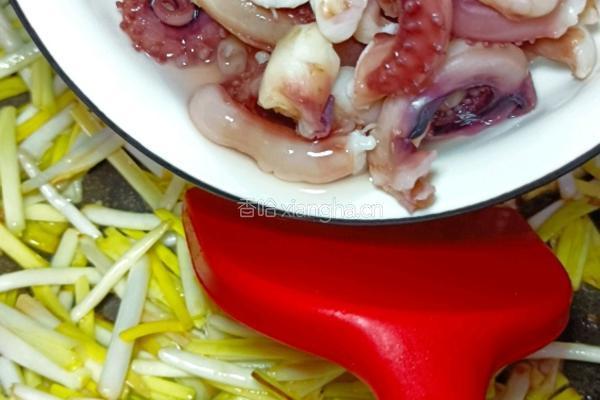 蒜黄炒鱿鱼须的做法图解13