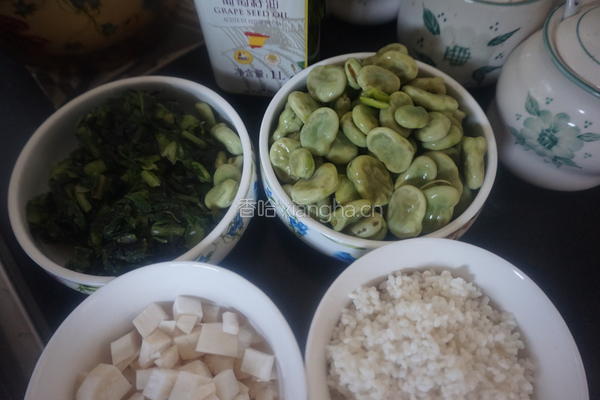  莴笋叶蚕豆焖饭的做法图解1