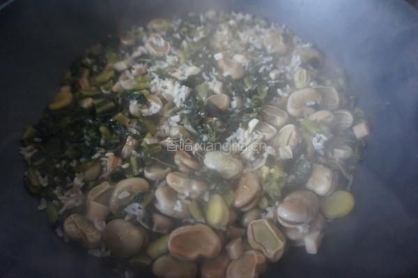  莴笋叶蚕豆焖饭的做法图解8