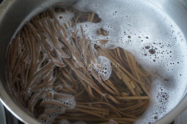 菌菇鸡汤荞麦面的做法图解3