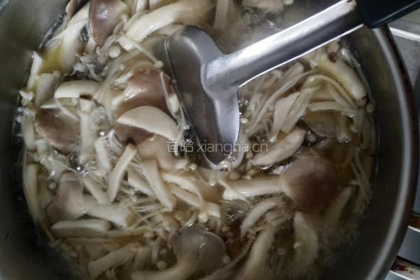 菌菇鸡汤荞麦面的做法图解8