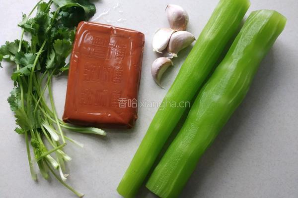 莴笋木耳鸡蛋干的做法图解1