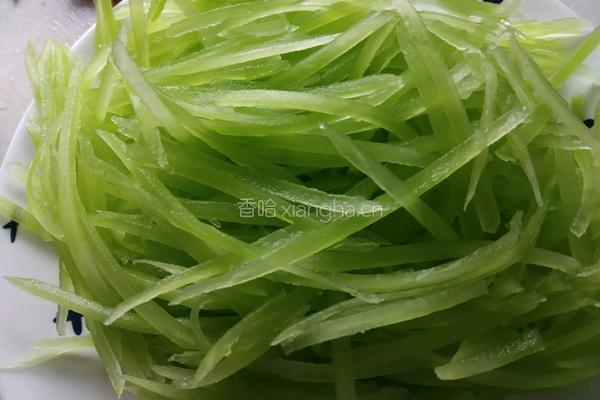 莴笋木耳鸡蛋干的做法图解2