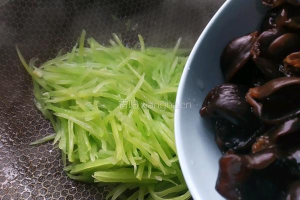 莴笋木耳鸡蛋干的做法图解6