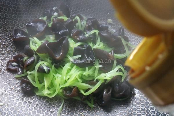 莴笋木耳鸡蛋干的做法图解9