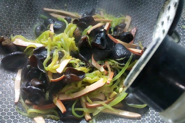 莴笋木耳鸡蛋干的做法图解11