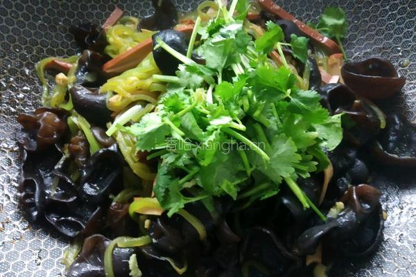 莴笋木耳鸡蛋干的做法图解12