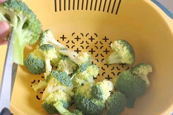 鸡肉西兰花的做法图解1