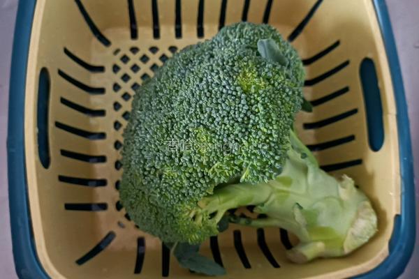 西蓝花炒虾仁的做法图解1