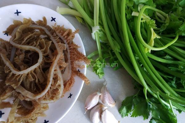 芹菜牛百叶的做法图解1