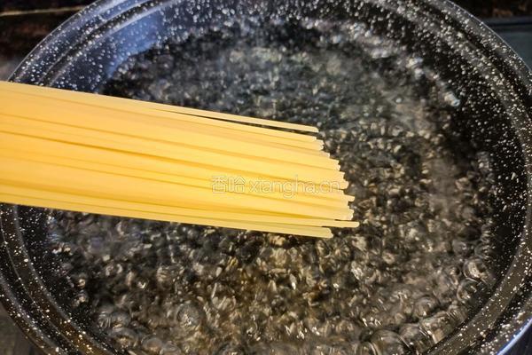 甄选番茄烩肉酱意面的做法图解3