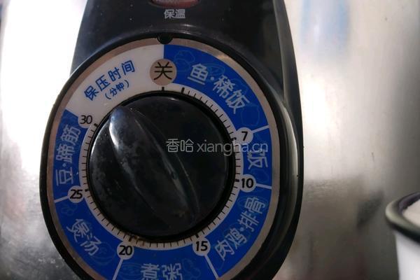 胡萝卜玉米排骨汤的做法图解6