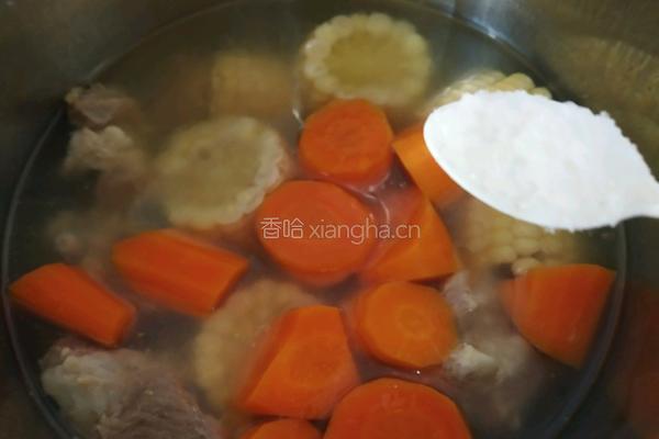 胡萝卜玉米排骨汤的做法图解7