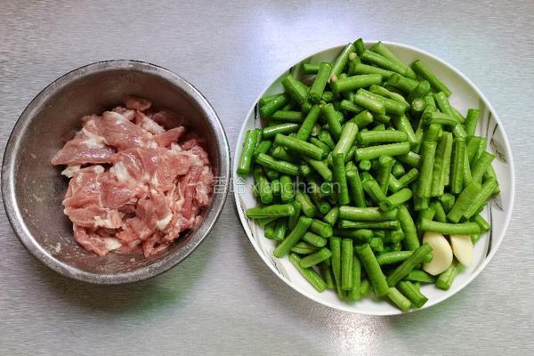 豇豆炒肉片的做法图解1